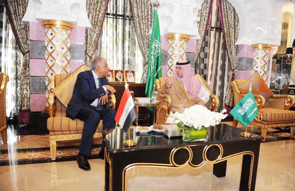 



عادل الجبير ملتقياً وزير النفط العراقي أمس. (واس)
