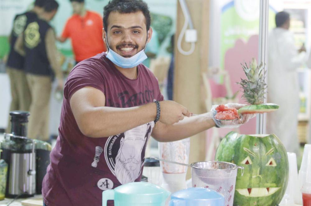 



شاب يعرض منتجه من العصير في جناحه بالمهرجان.