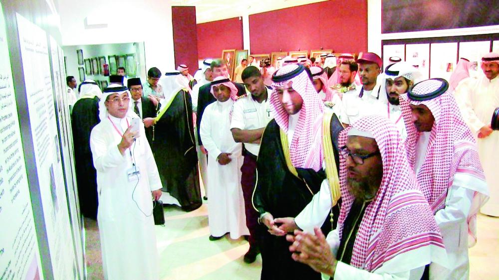 



الأمير فيصل بن سلطان خلال زيارة المعرض. (عكاظ)