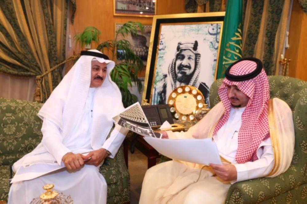 



الأمير عبدالعزيز بن فهد يطلع على المخططات الخاصة ببناء مقر الجوف بالجنادرية. (عكاظ)