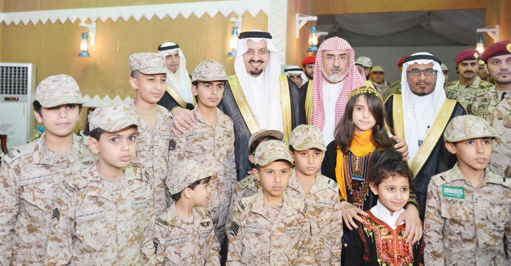 



الأمير فيصل بن خالد وأبا الخيل مع أطفال يرتدون الزي العسكري خلال حفلة التخريج.    (واس)