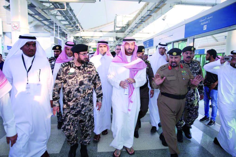 



الأمير عبدالله بن بندر خلال الجولة. (عكاظ)