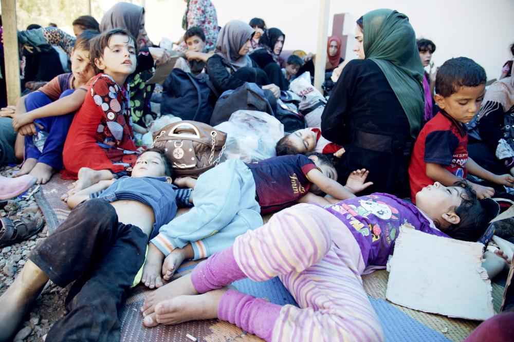 



أطفال عراقيون مع أمهاتهم فارون من الموصل ينامون في نقطة تجمع للنازحين غرب المدينة. (أ ف ب)