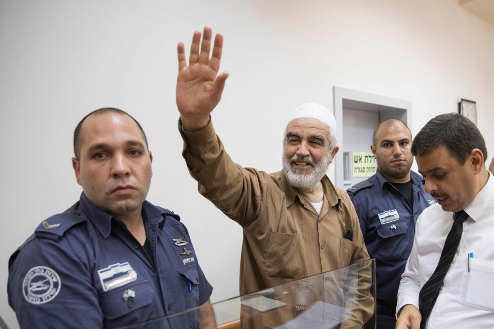 الشيخ رائد صلاح لدى وصوله  لدى وصوله إلى محكمة ريشون لتسيون الإسرائيلية، قرب تل أبيب أمس (أ ف ب)