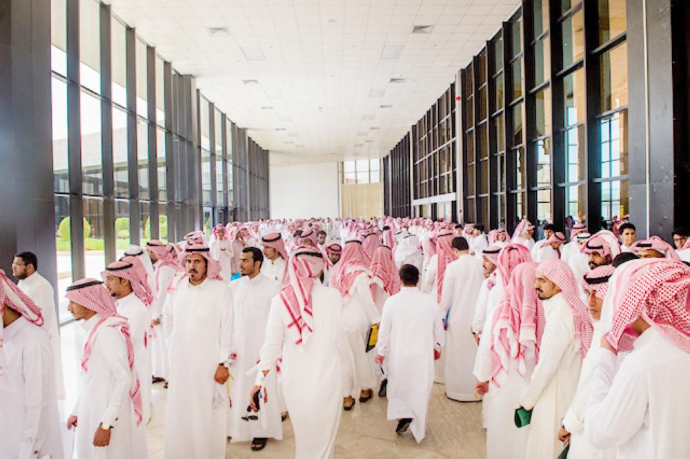 



مئات شاركوا أمس في الملتقى للفوز بوظائف مطروحة لتوطين المولات. (تصوير: حمزة الحجيلي)