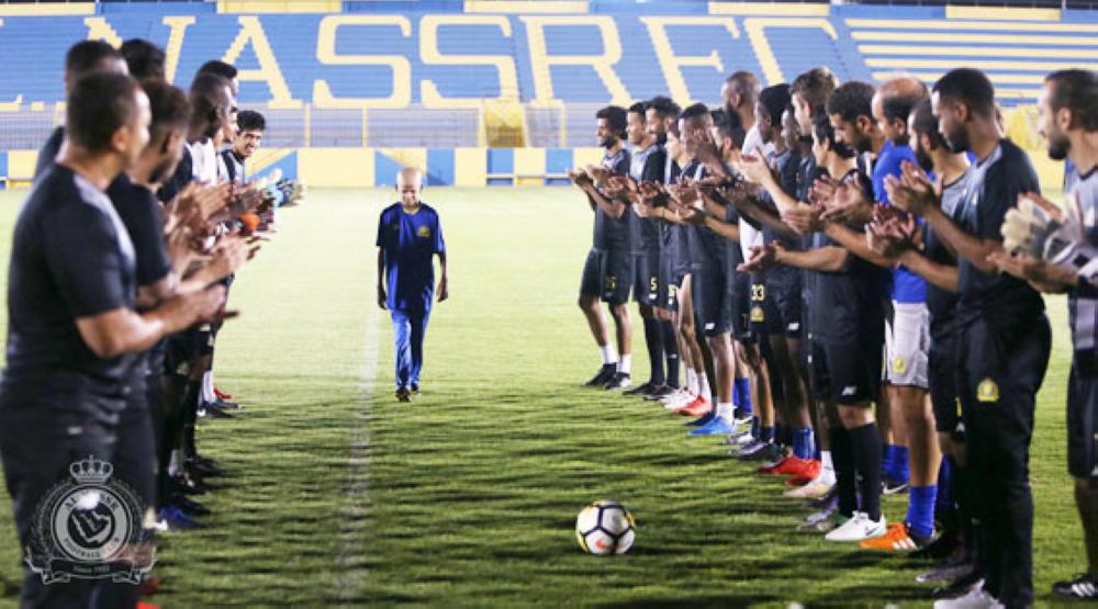 



لاعبو النصر يصطفون لتحية الطفل سعد العتيبي. (المركز الإعلامي لنادي النصر).