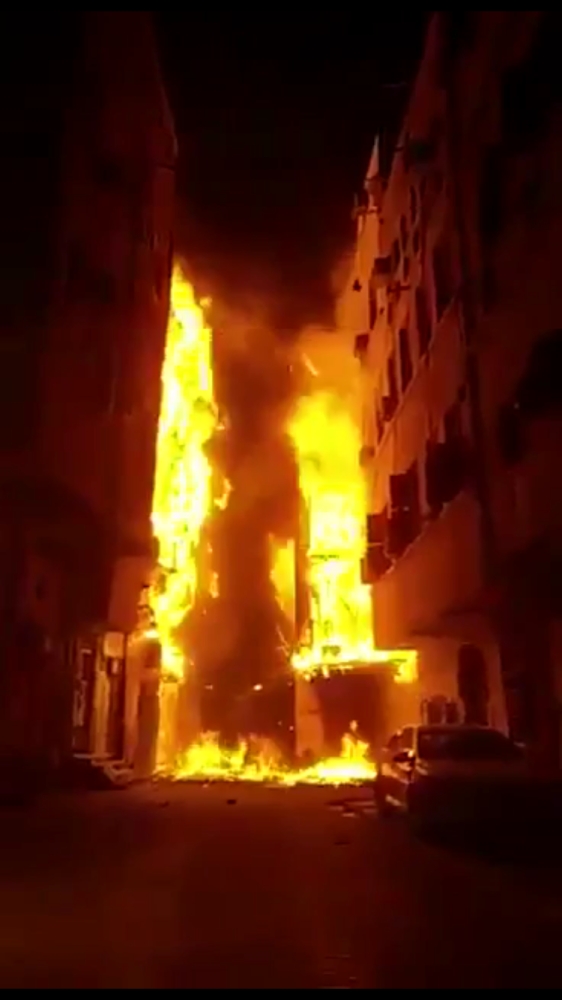 النيران مشتعلة في أحد المباني. (تصوير: أحمد المقدام)