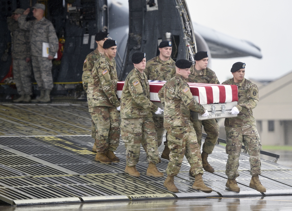 جنود أمريكيون في العراق ينقلون جثمان زميلاً لهم قتل خلال العمليات مع 