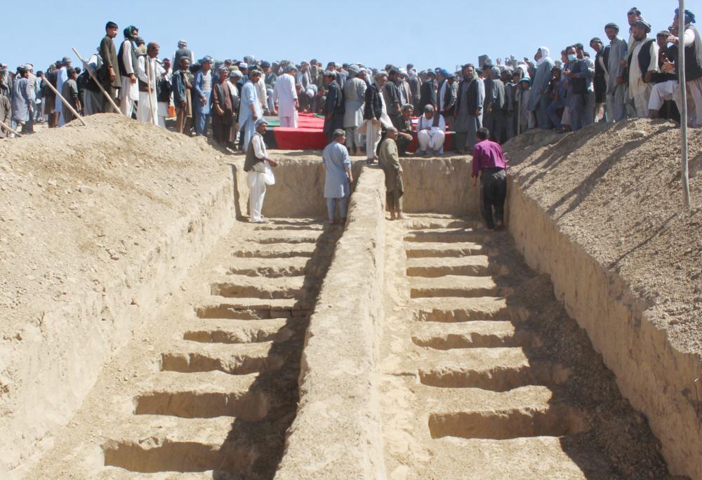 



جثث قرويين أفغان عثر عليهم في مقبرة جماعية في مقاطعة سار بول أمس. (رويترز)