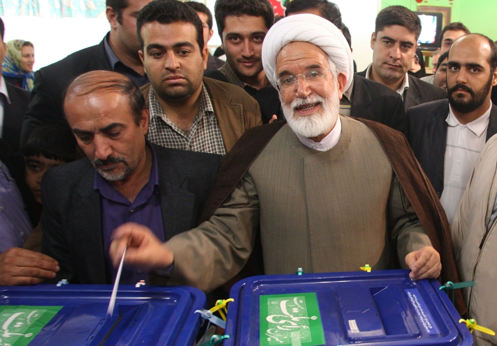 (FILES) This file photo taken on June 12, 2009 shows Iranian presidential candidate Mehdi Karroubi casting his ballot at a polling station in Tehran. Iranian opposition leader Mehdi Karroubi, under house arrest for the past six years, was hospitalised on August 17, 2017 after going on hunger strike to demand a trial, his family told local media. / AFP / AFP FILES / ATTA KENARE
