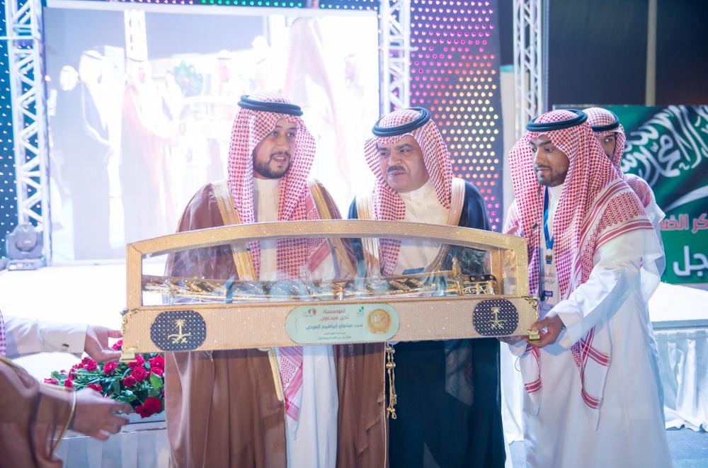 



 الأمير فهد بن تركي بن فيصل مكرما أحد المشاركين في الكرنفال. (عكاظ)