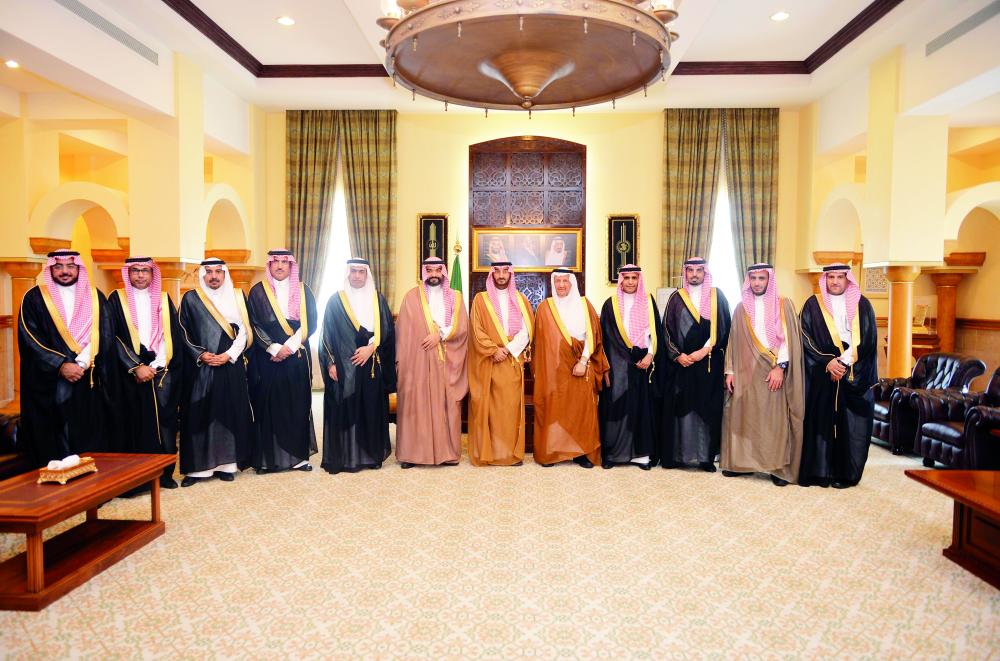 



الأمير عبدالله بن بندر متوسطاً وزير الاتصالات وعدد من المسؤولين. (عكاظ)