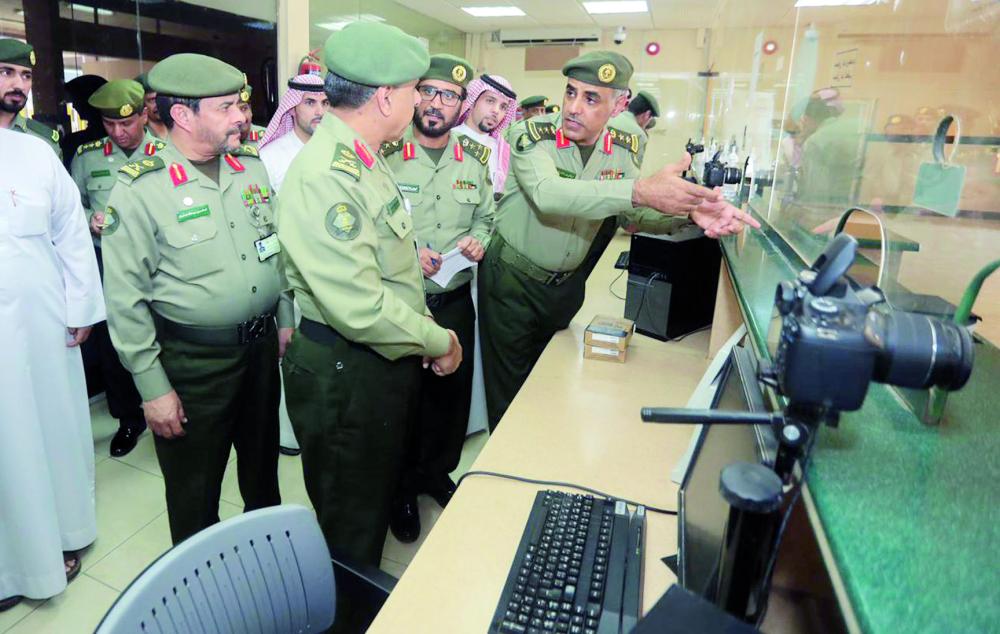 



اللواء اليحيى مستمعاً إلى شرح عن خدمات الجوازات بمطار الملك عبدالعزيز. (عكاظ)