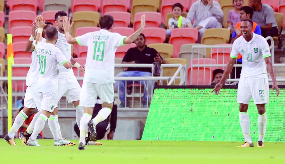 فرحة لاعبي الأهلي بالانتصار على الفتح. (تصوير: عبدالغني بشير)
