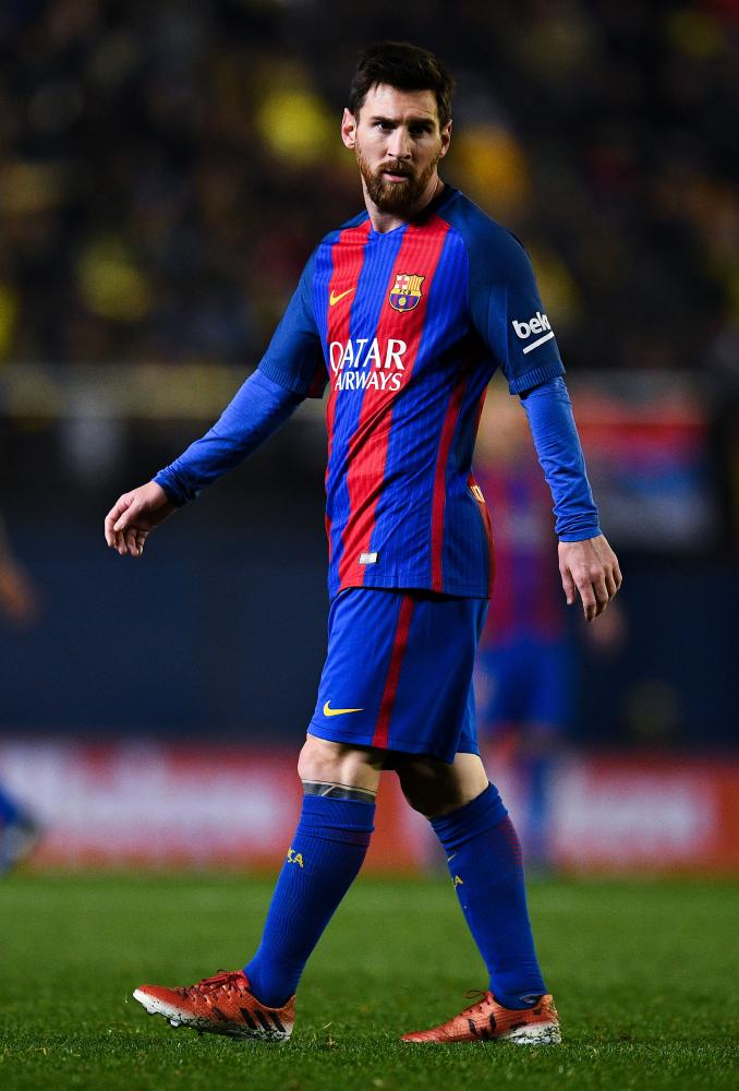 VILLARREAL, SPAIN - JANUARY 08: Lionel Messi of FC Barcelona looks on during the La Liga match between Villarreal CF and FC Barcelona at Estadio de la Ceramica stadium on January 8, 2017 in Villarreal, Spain. (Photo by David Ramos/Getty Images)