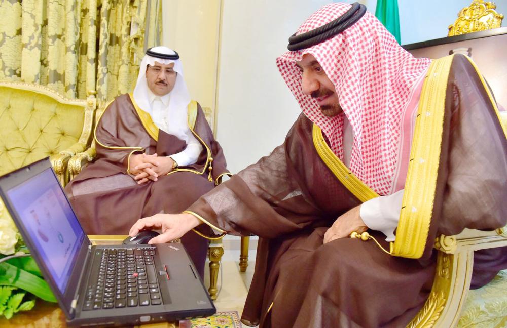 



الأمير جلوي بن عبدالعزيز مدشنا النظام الإلكتروني.