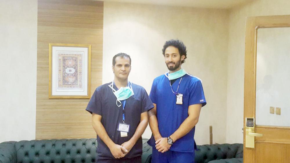 





عضوا فريق التطعيم المختص بدر الحربي وفراس إسماعيل خلال زيارتهما «عكاظ».
