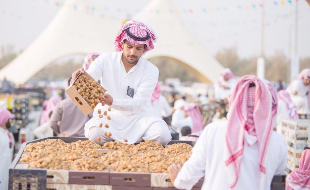 



إقبال كبير على سوق التمور في بريدة.