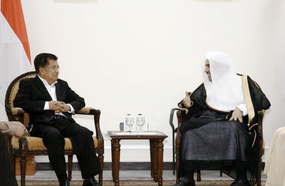 



نائب الرئيس الإندونيسي خلال استقباله أمين الرابطة.
