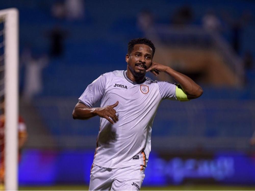 المهاجم الدولي لاعب نادي الشباب ناصر الشمراني يحتفل بأول أهدافه مع الليث.