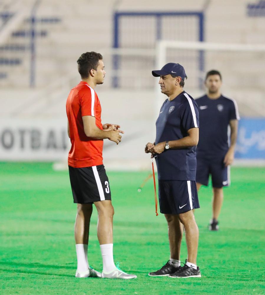 



توجيهات من المدرب دياز لإدواردو.