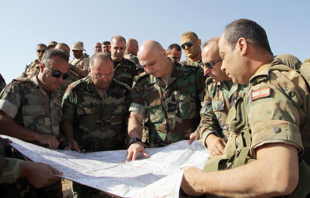  قائد الجيش اللبناني جوزيف عون يتحدث مع عدد من القادة في رأس بعلبك خلال عملية ضد