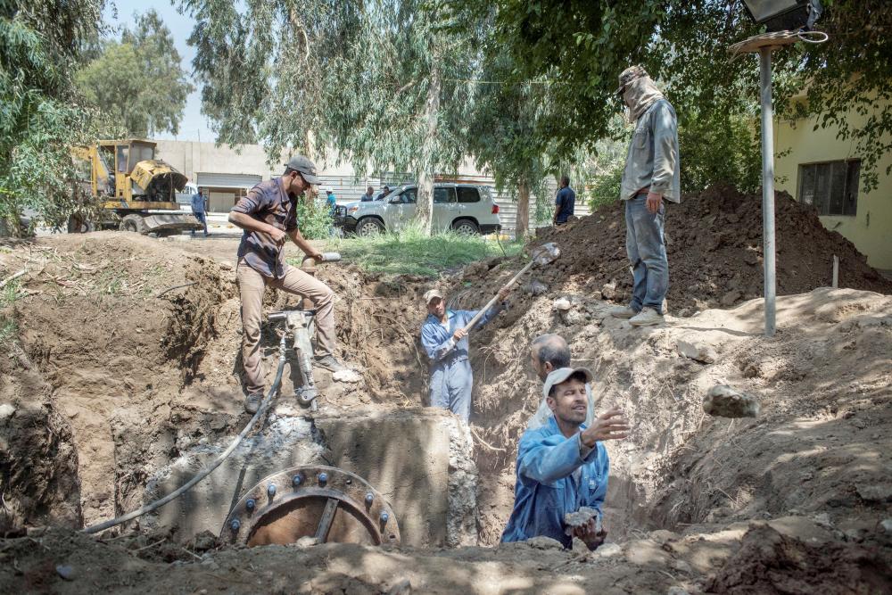 



عمال يحاولون إصلاح أنابيب المياه في الموصل بعد أن دمرها القتال ضد داعش، وفي الإطار العبادي يطلق معركة تحرير تلعفر. (رويترز)