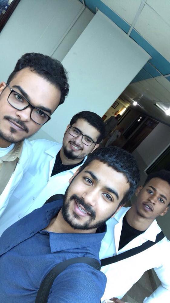 



الطلاب السعوديون أمام مدخل مستشفى جامعة همدرد بعد انتهائهم من التطبيق العملي. (عكاظ)