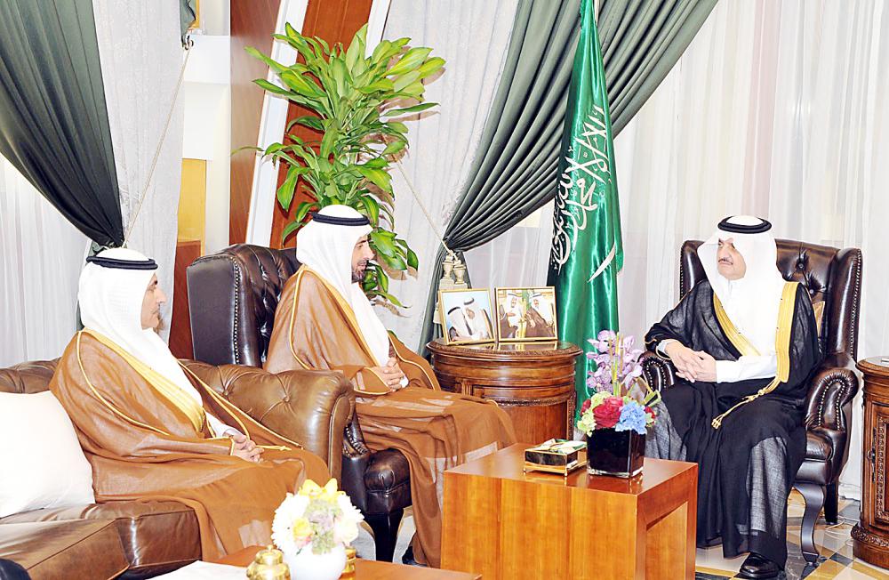 



 الأمير سعود بن نايف خلال استقبال وزير الصحة.  (عكاظ)