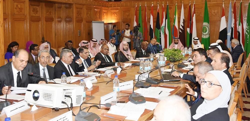 



كبار المسؤولين المعنيين ببحث تنفيذ قرار القمة العربية بشأن «الإرهاب والتنمية الاجتماعية» خلال اجتماعهم في القاهرة أمس.