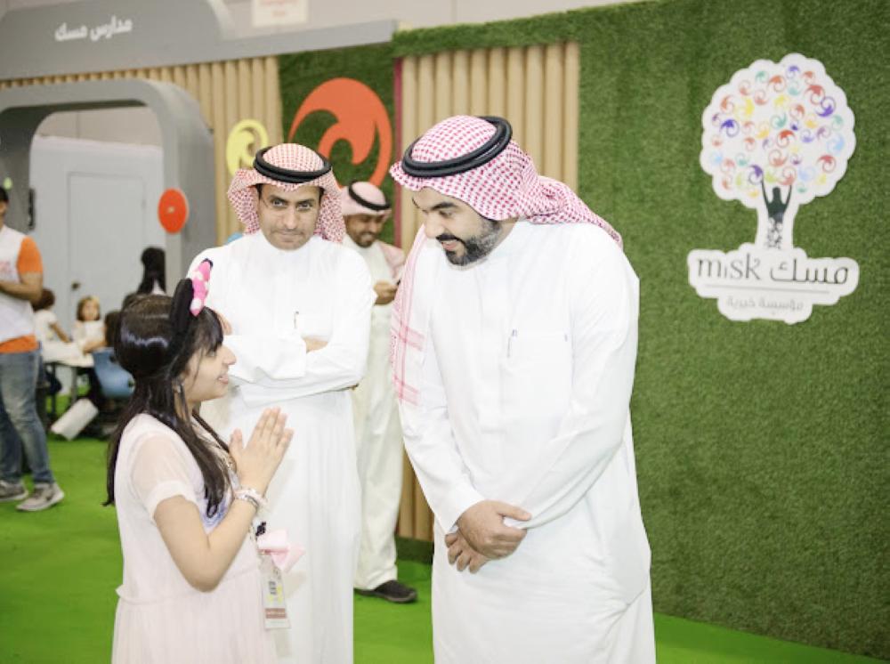 



 الوزير عبدالله السواحة يستمع لطفلة زائرة لفعاليات المهرجان. (عكاظ)