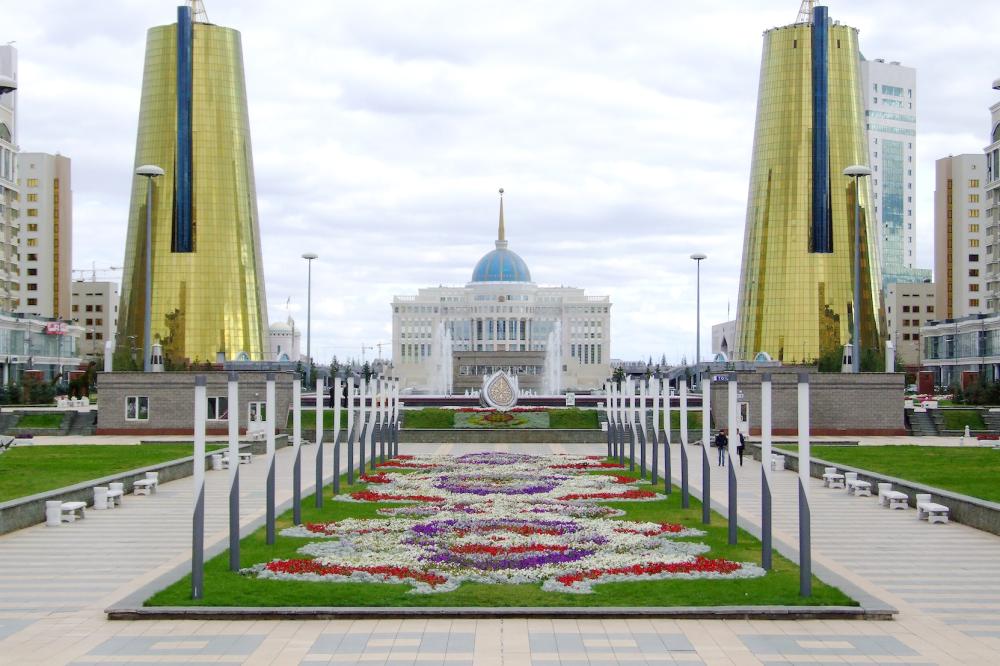 



أستانة عاصمة كازاخستان تتزين لقمة التعاون الإسلامي.