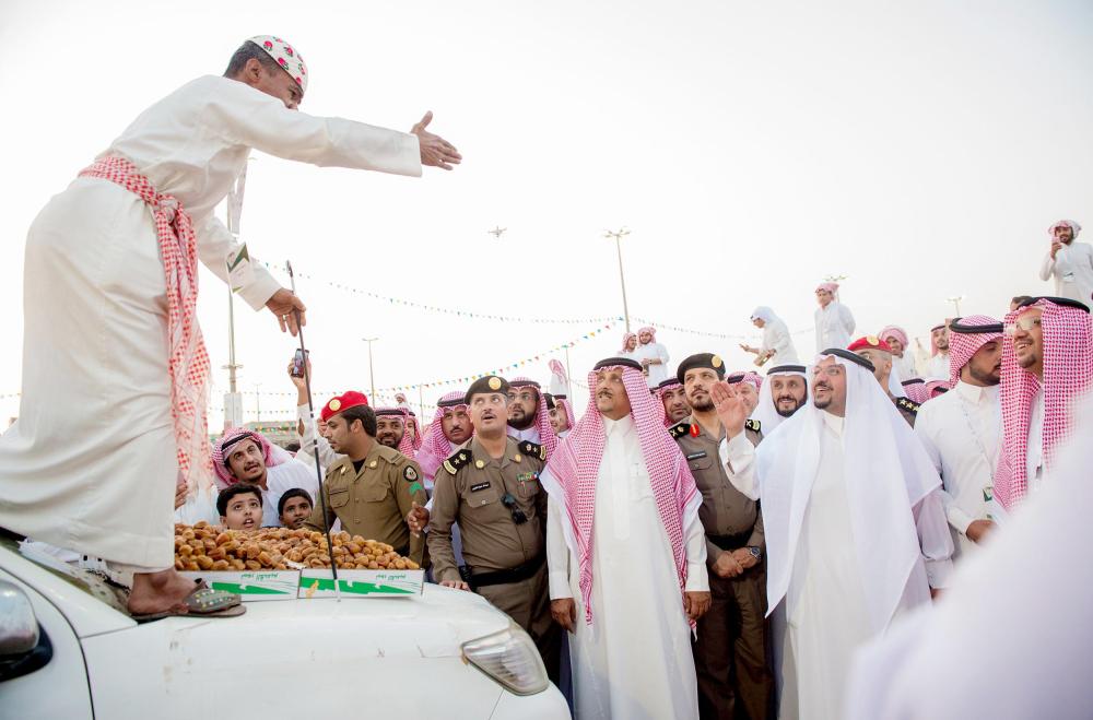 



الأمير فيصل بن مشعل خلال زيارته مهرجان التمور. (واس)