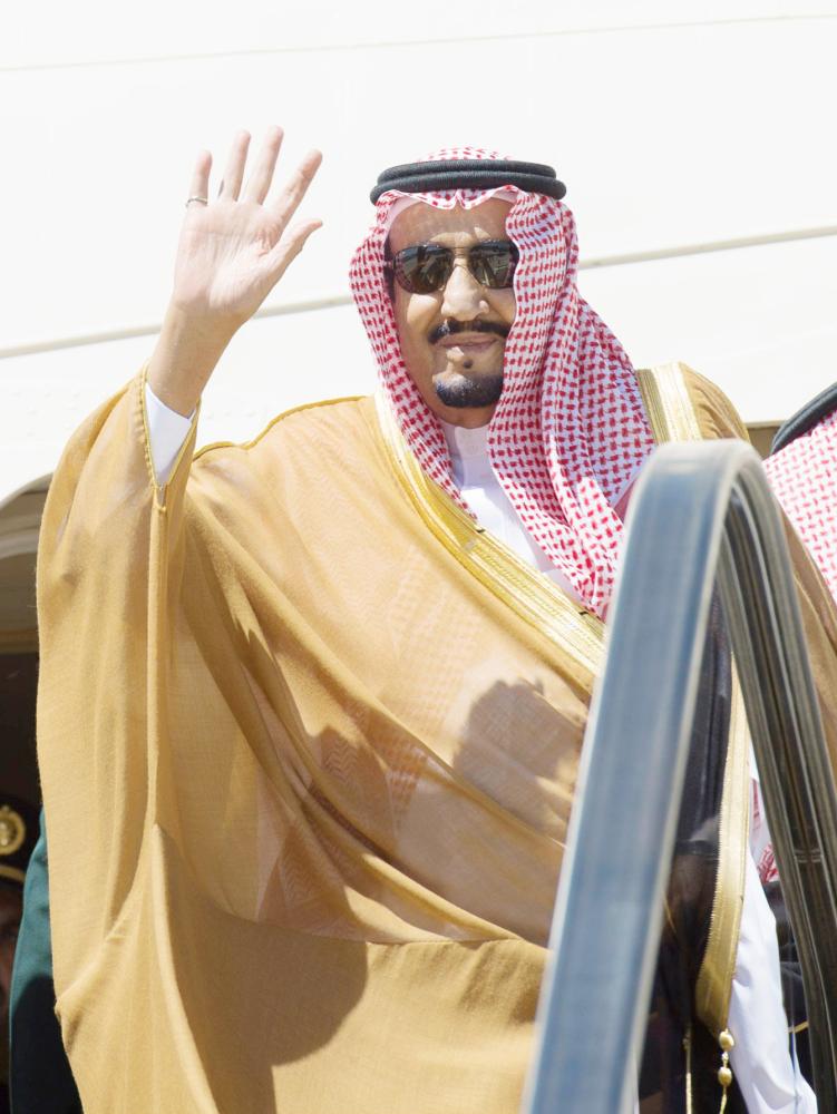 



الملك سلمان محيياً مودعيه في مطار طنجة بالمغرب.