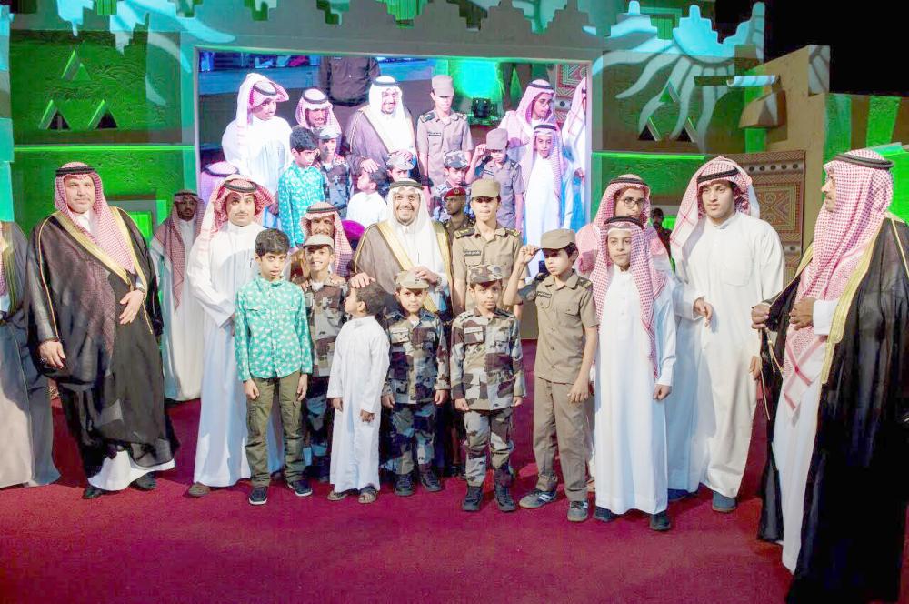 



الأمير فيصل بن مشعل مع أبناء شهداء الواجب في الاحتفالية. (عكاظ)