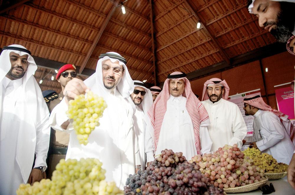 



الأمير فيصل بن مشعل خلال زيارته لمهرجان العنب. (واس)