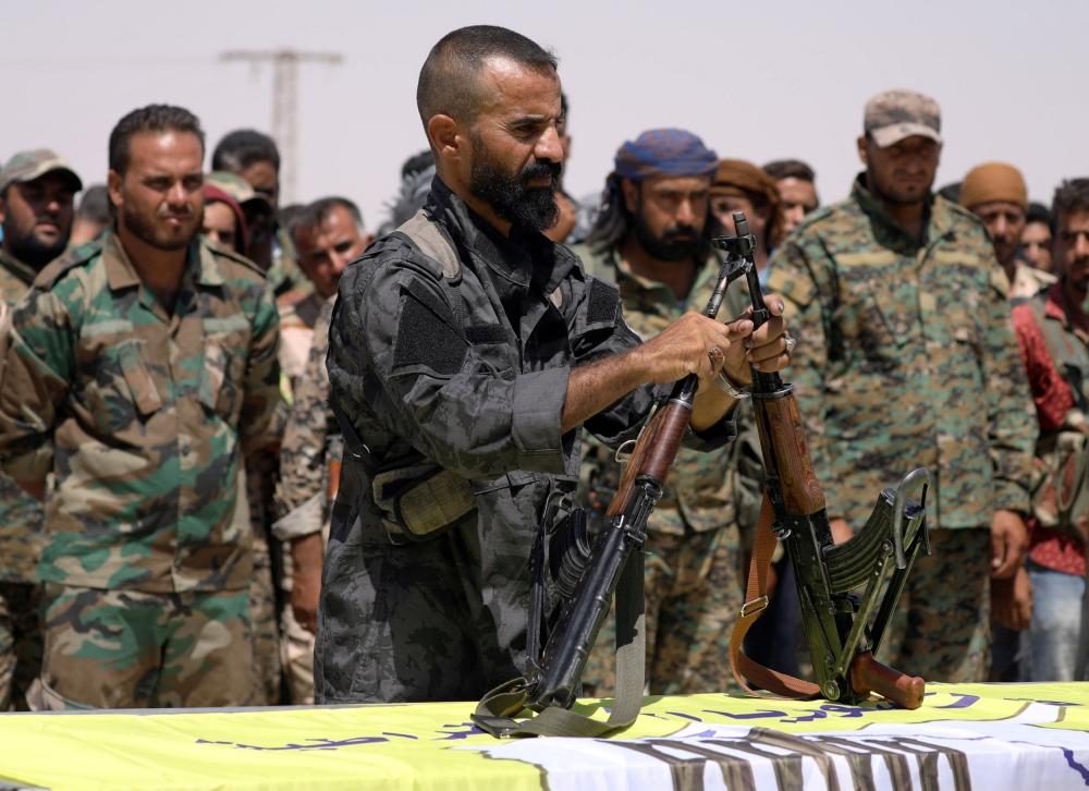 مقاتلون من دير الزور يحاربون تحت قيادة قوات سورية )الديمقراطية  يستعرضون أسلحتهم أمس.( رويترز 