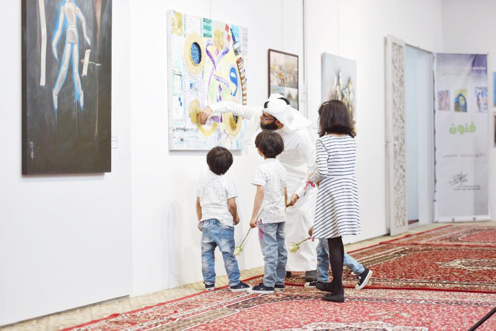 





أطفال الجمعية يطلعون على إحدى لوحات المعرض. 