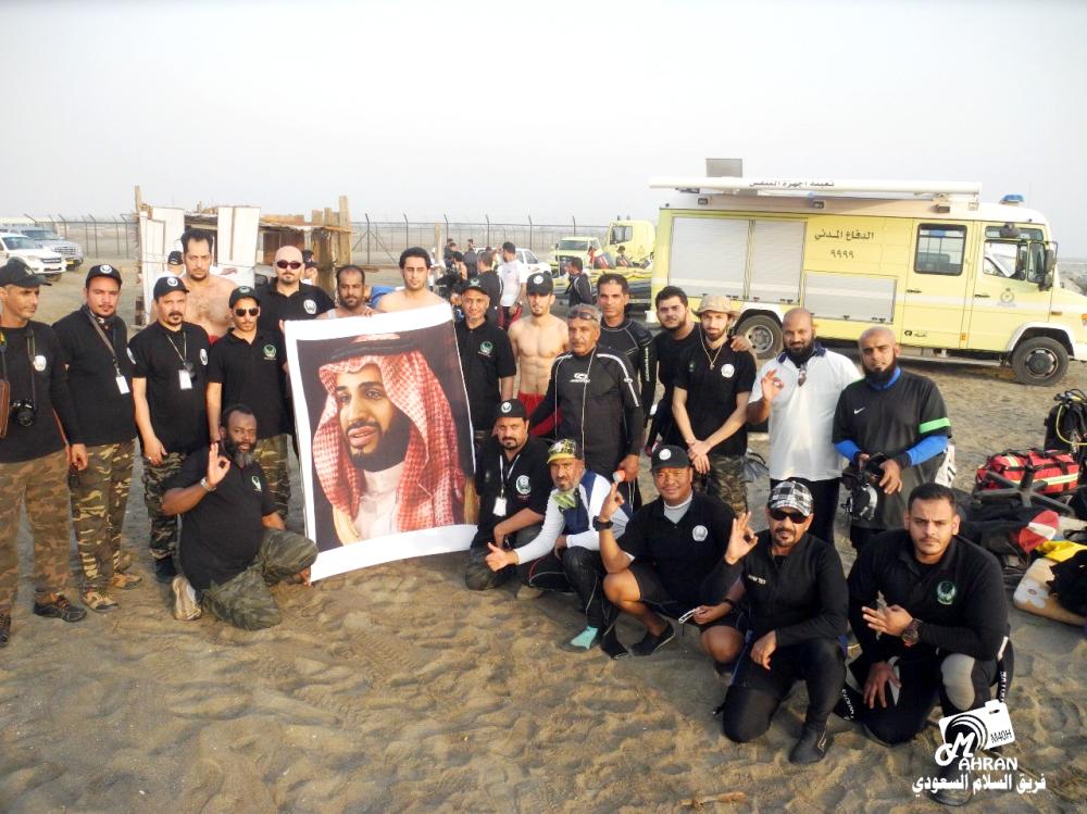 


أعضاء فريق السلام وجهات عمانية يتحلقون حول صورة ولي العهد.
