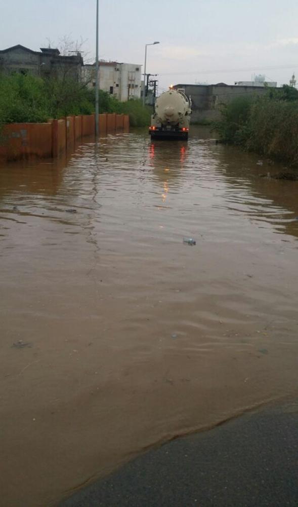 مياه الأمطار تغرق شوارع قرى وأحياء ضمد.