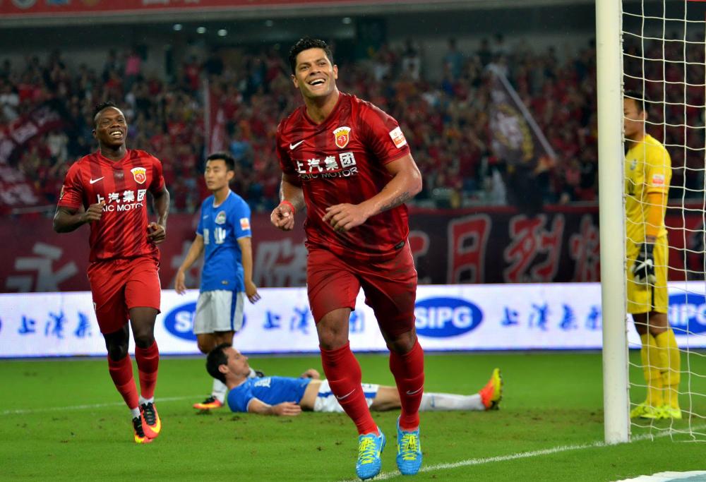 This picture taken on July 10, 2016 shows Hulk (C) of Shanghai SIPG celebrating after scoring a goal during the 16th round football match of the Chinese Super League against Henan Jianye in Shanghai. 
Record Asian signing Hulk scored on his Chinese Super League debut but was carried off injured minutes later as Shanghai SIPG smashed Henan Jianye 5-0 at the weekend. / AFP / STR / China OUT        (Photo credit should read STR/AFP/Getty Images)