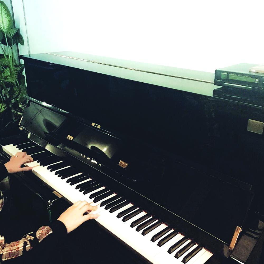 



دعاء الصاوي تعزف على البيانو في صالون أفق.