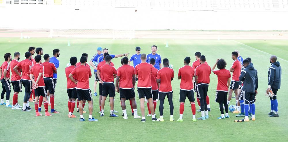 



مدرب منتخب الإمارات باوزا في حديث مع لاعبي الأبيض قبل انطلاق مران الأمس.