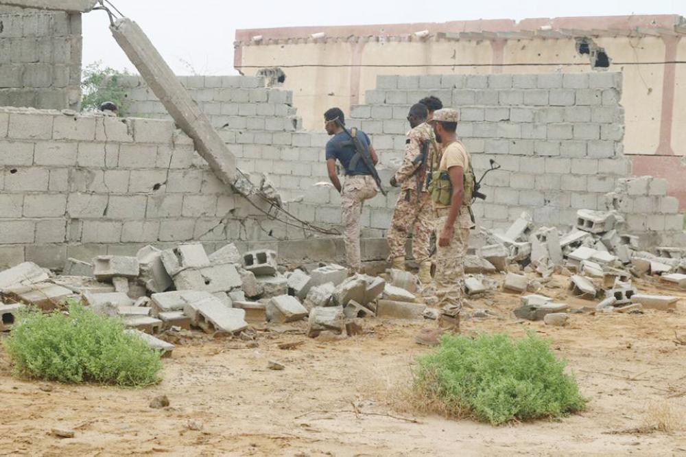 جنود يمنيون يقتحمون معاقل الانقلابيين في ميدي. (إعلام الجيش اليمني)