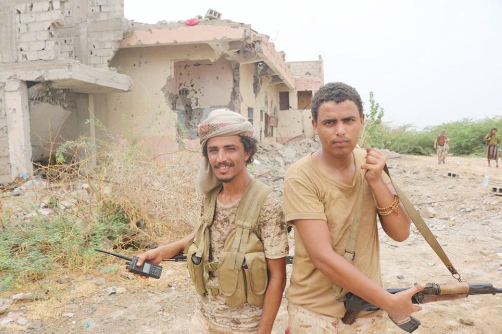 جنديان يحتفلان بالانتصار. (إعلام الجيش اليمني)