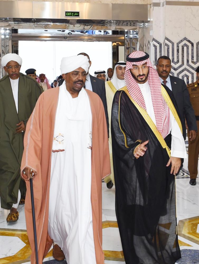



نائب أمير مكة مستقبلا الرئيس السوداني. (واس)