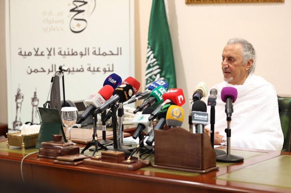 الأمير خالد الفيصل أثناء المؤتمر الصحفي في منى