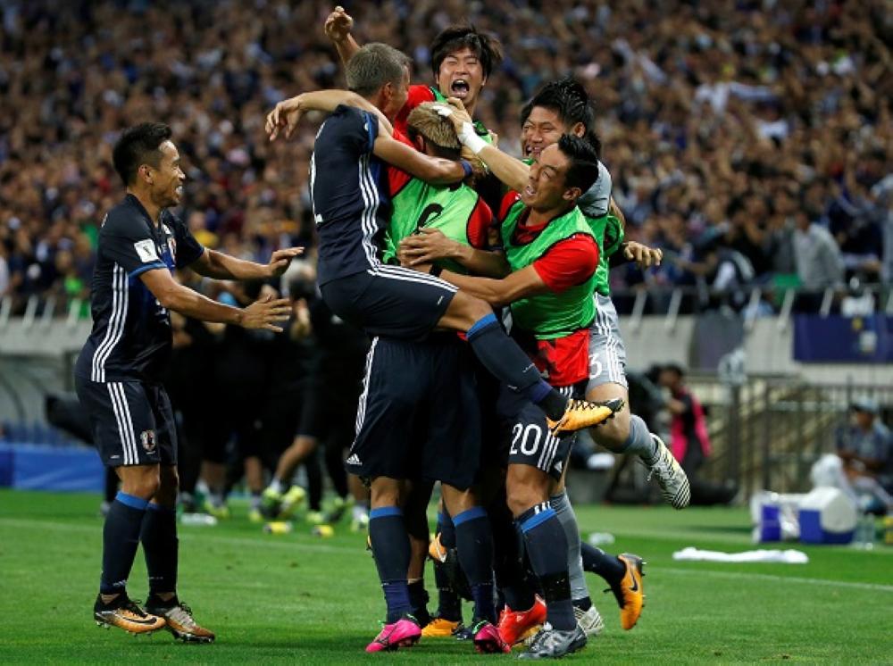 Football Soccer - Japan v Australia - World Cup 2018 Qualifiers - Saitama Stadium 2002, Saitama  Japan - August 31, 2017 - Japan's Ideguchi Yosuke (C) celebrates his goal with teammates. REUTERS/Toru Hanai