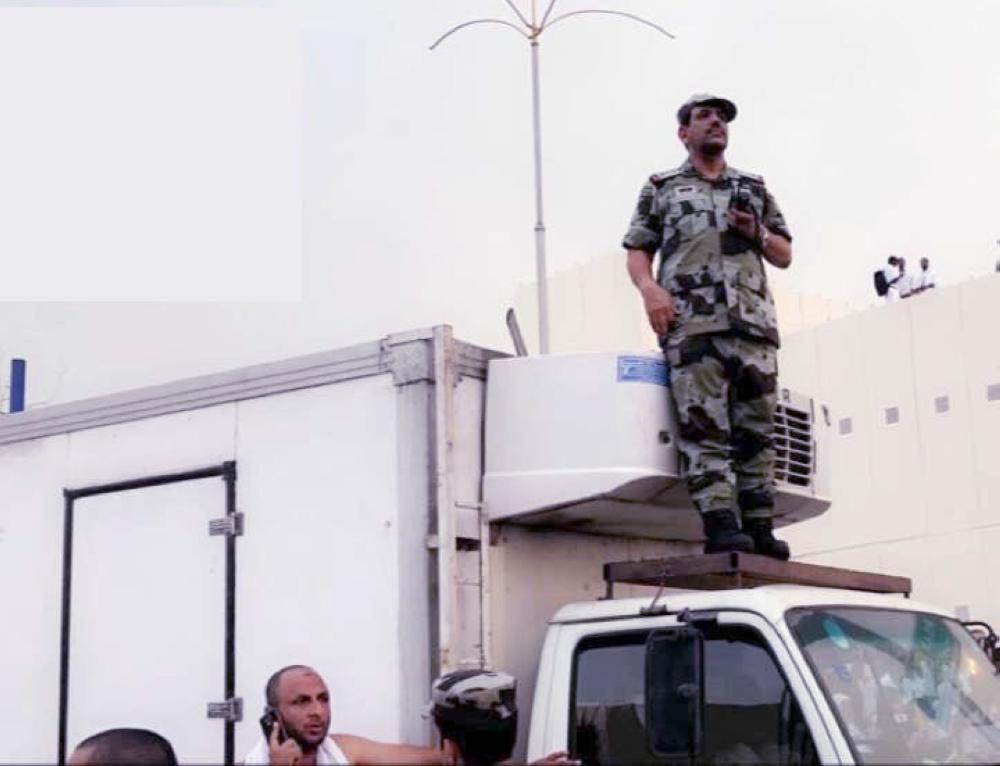 الفريق أول الركن خالد الحربي يقف فوق شاحنة ويتابع حركة الحجاج (متداول عبر الإنترنت)