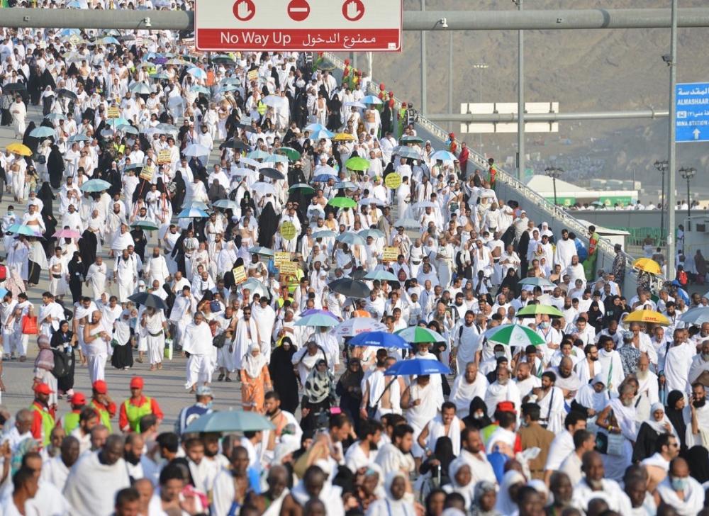 



حجاج يتنقلون بكل طمانينة أمس في مشعر منى.